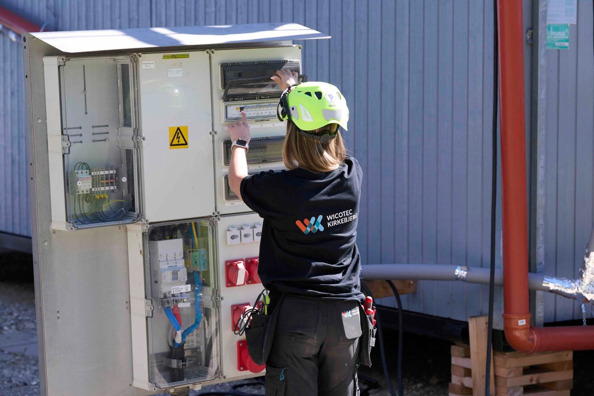 Servicetechniker von Wicotec Kirkebjerg bei der Arbeit an einer technischen Anlage