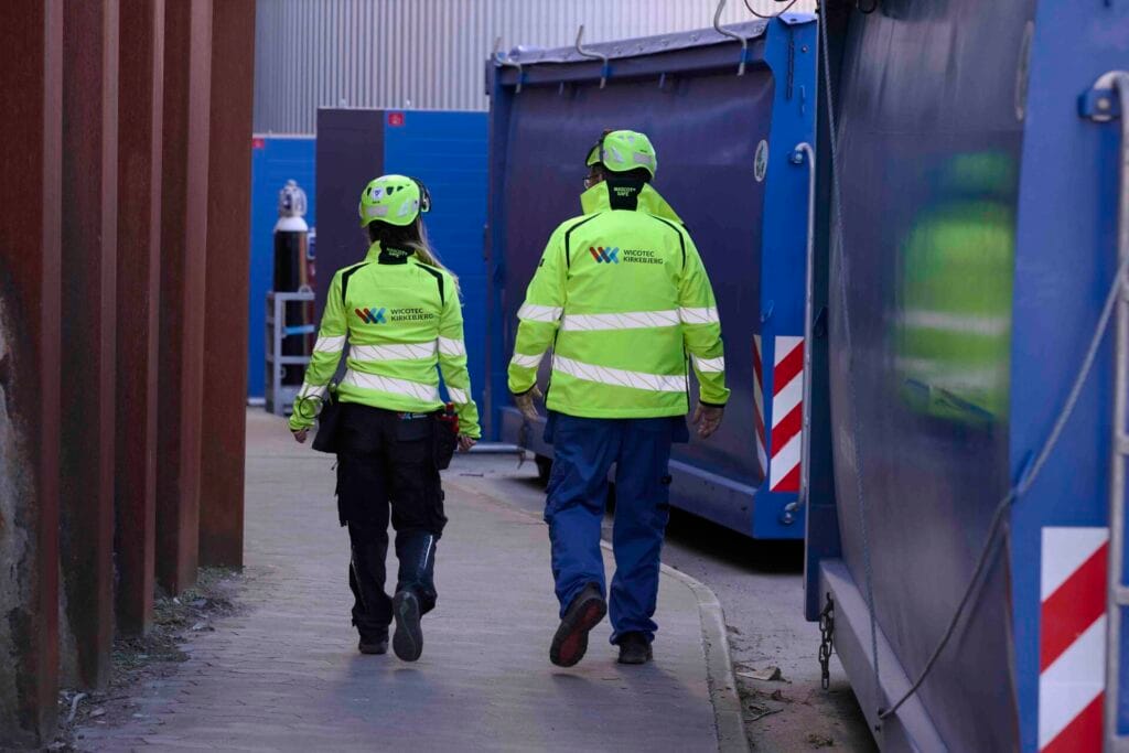 Servicetechniker von Wicotec Kirkebjerg dokumentiert seinen Einsatz mit Handyman Mobile auf dem Tablet